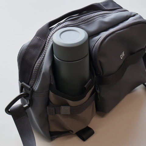 CIE / GRID3 BOTTLE SHOULDER BAG M