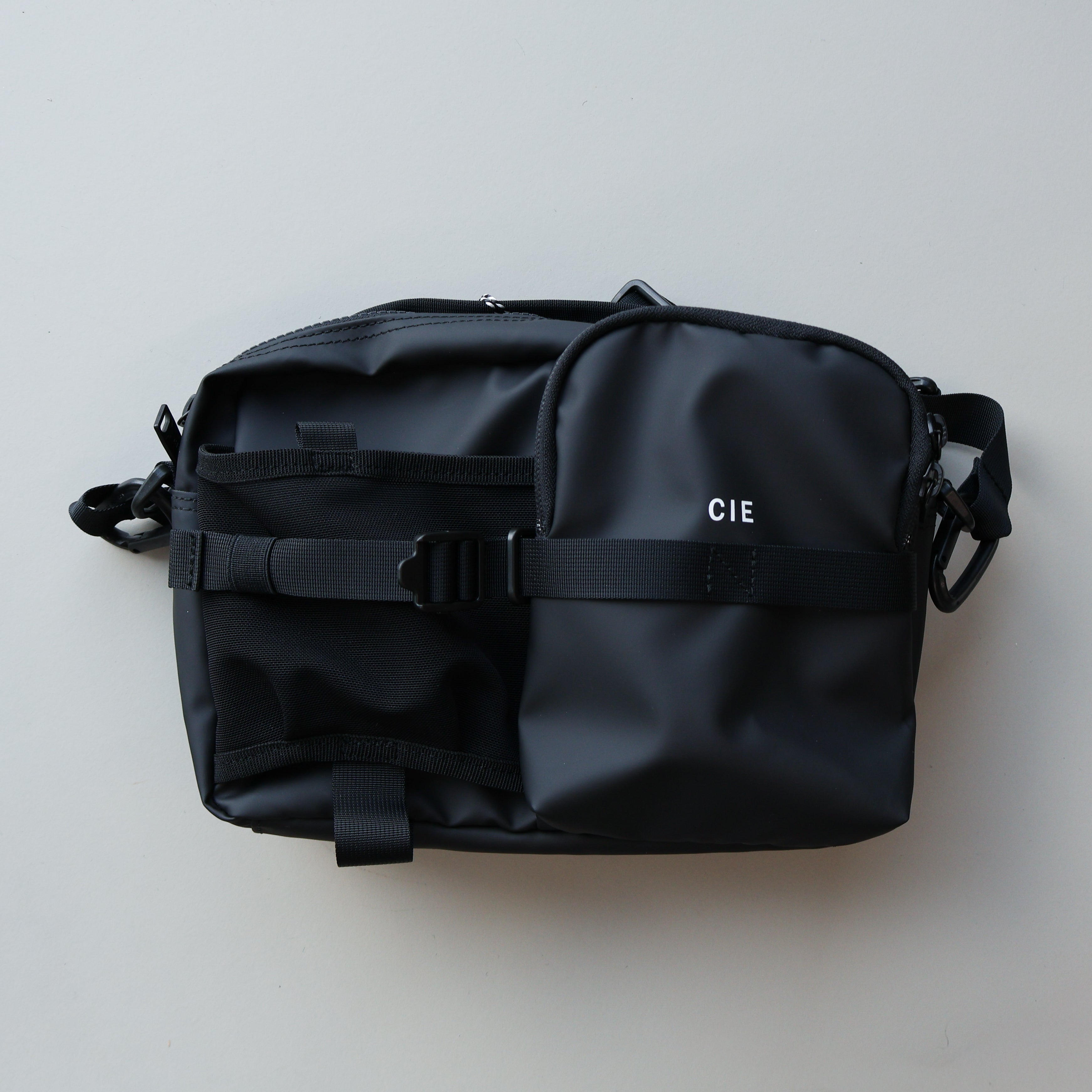 CIE / GRID3 BOTTLE SHOULDER BAG M – Neueオンラインストア｜もっと