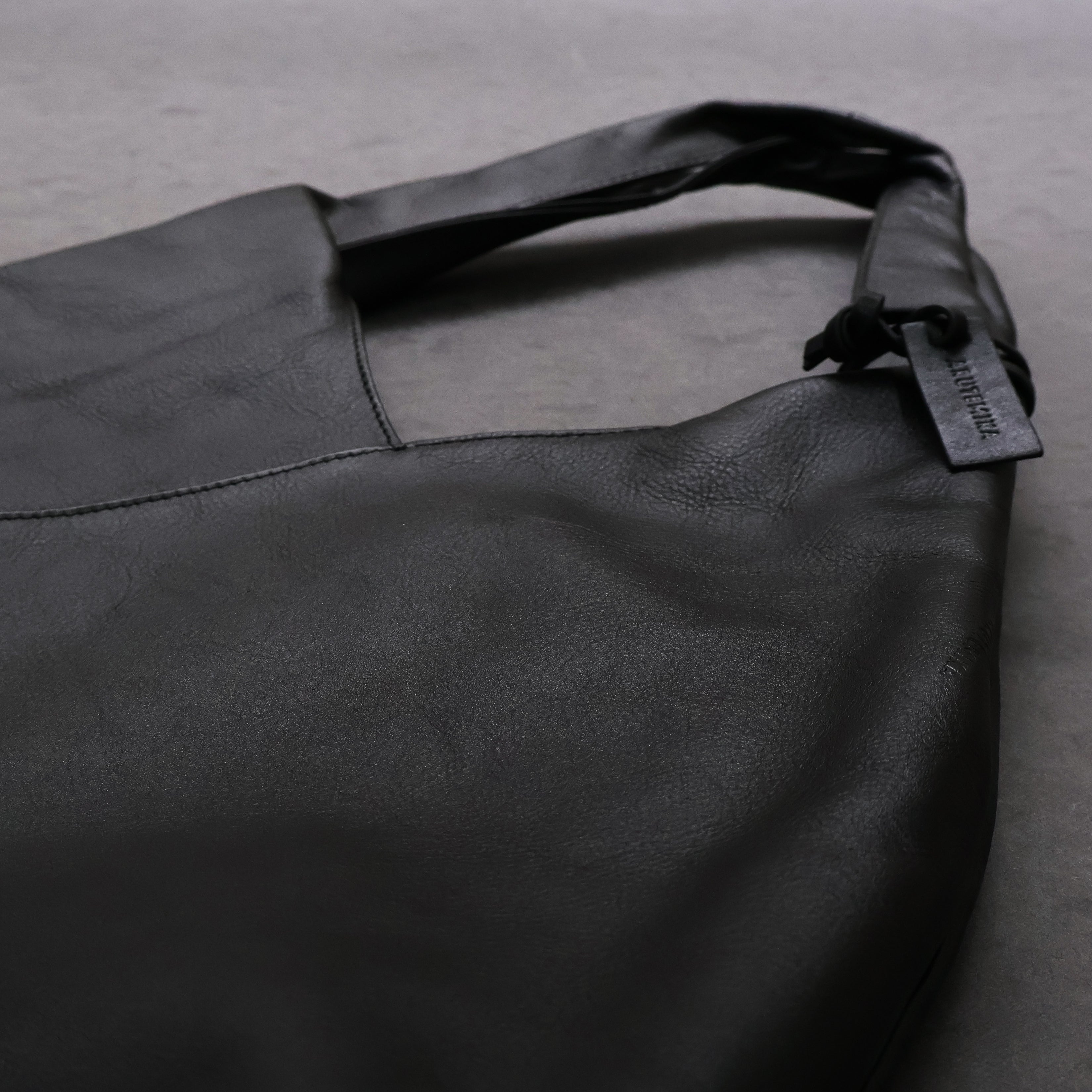 ARTEMIKA / レザートライアングルマルシェバッグ – Neueオンライン