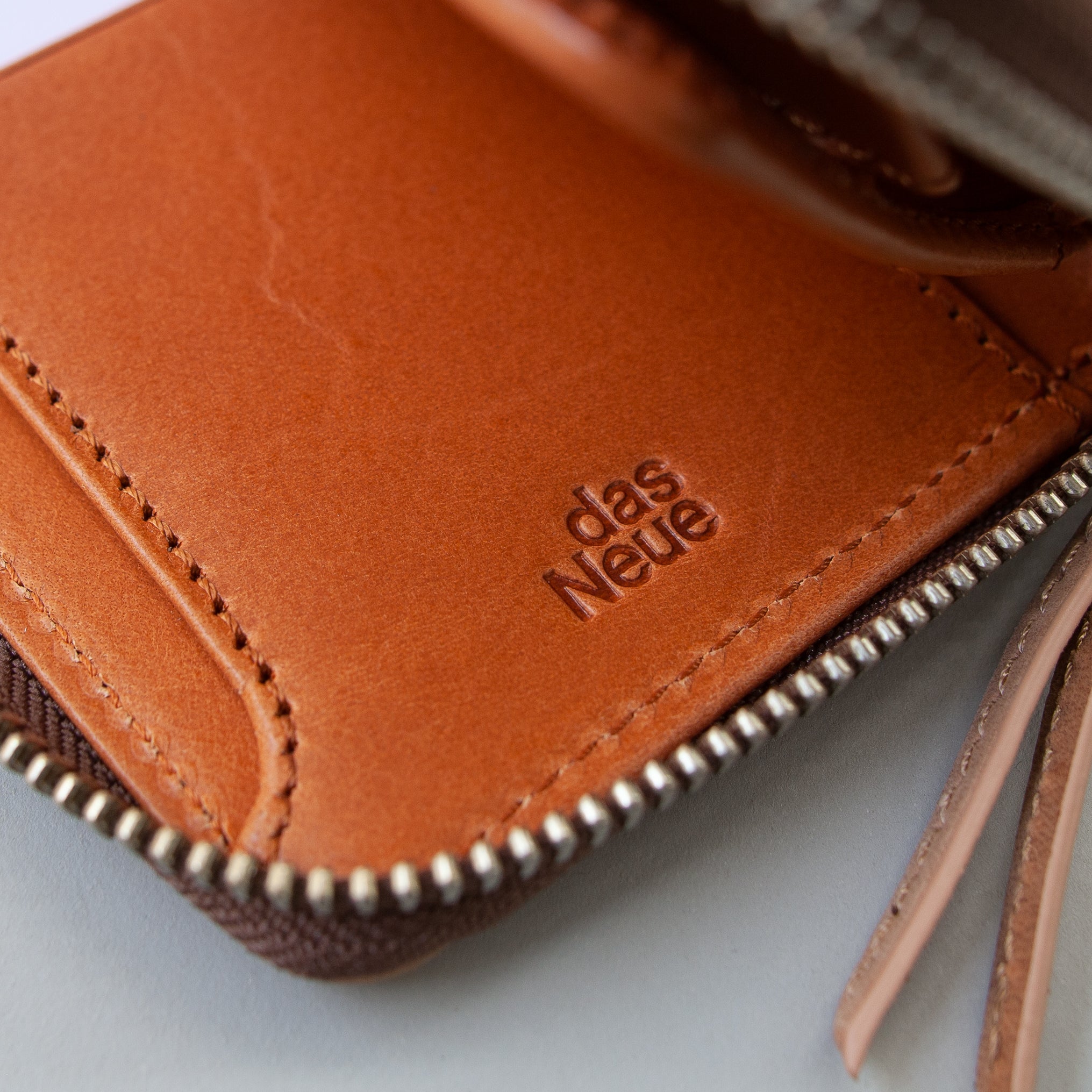 イントレミドルウォレット　＜茶×キャメル＞