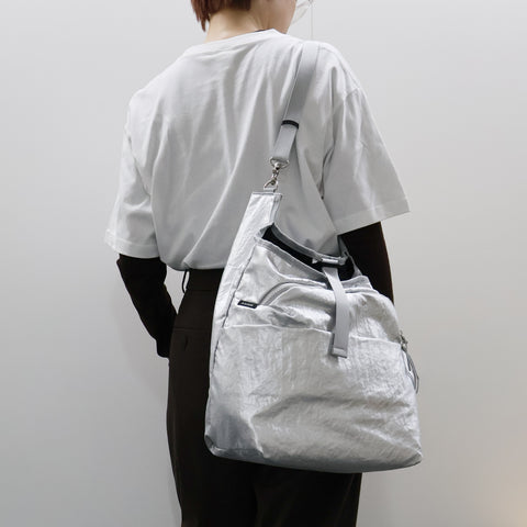 A SCENE / N shoulder