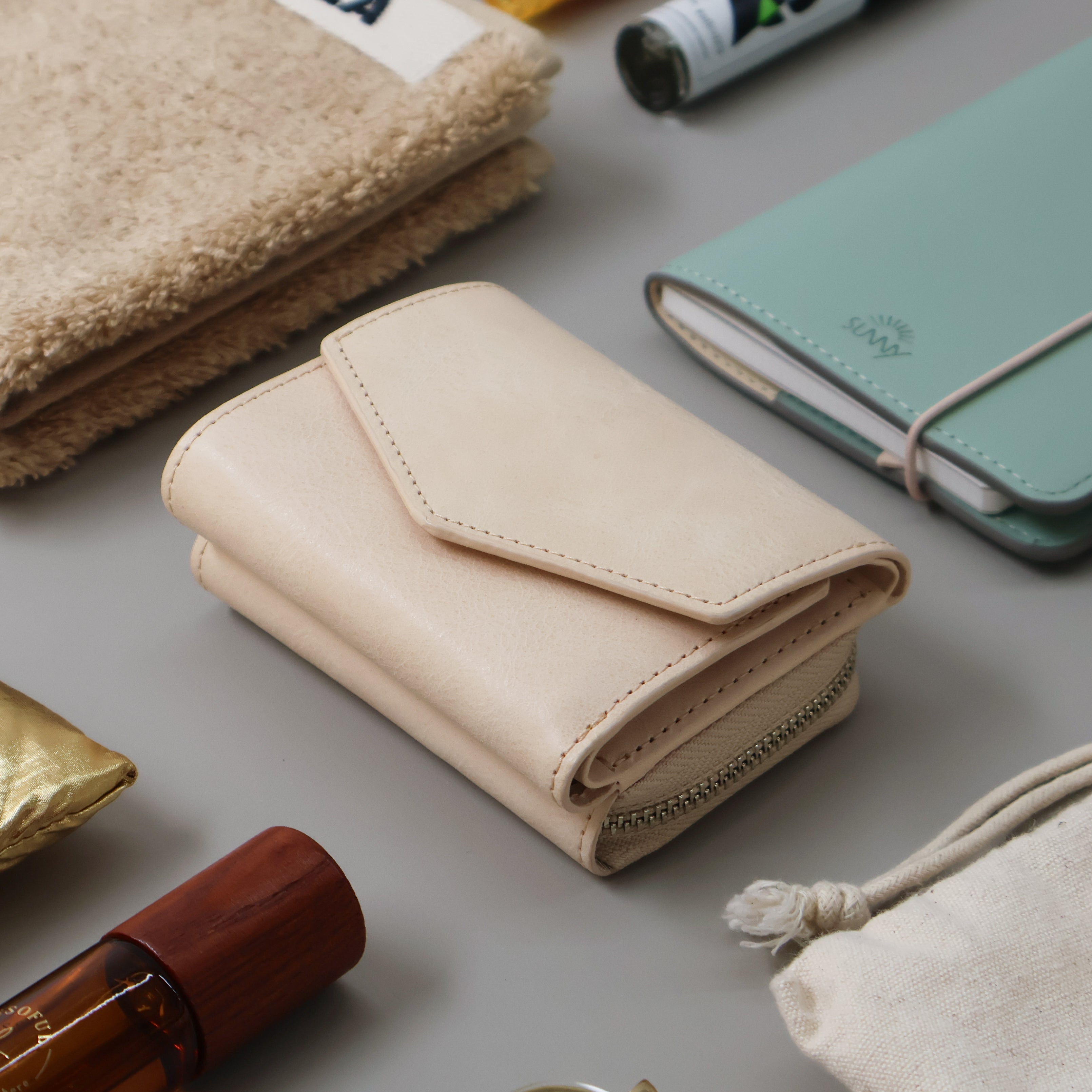 LAST CROPS. 三つ折り財布 ベージュ LAST CROPS. 三つ折り財布 ベージュ - メルカリ