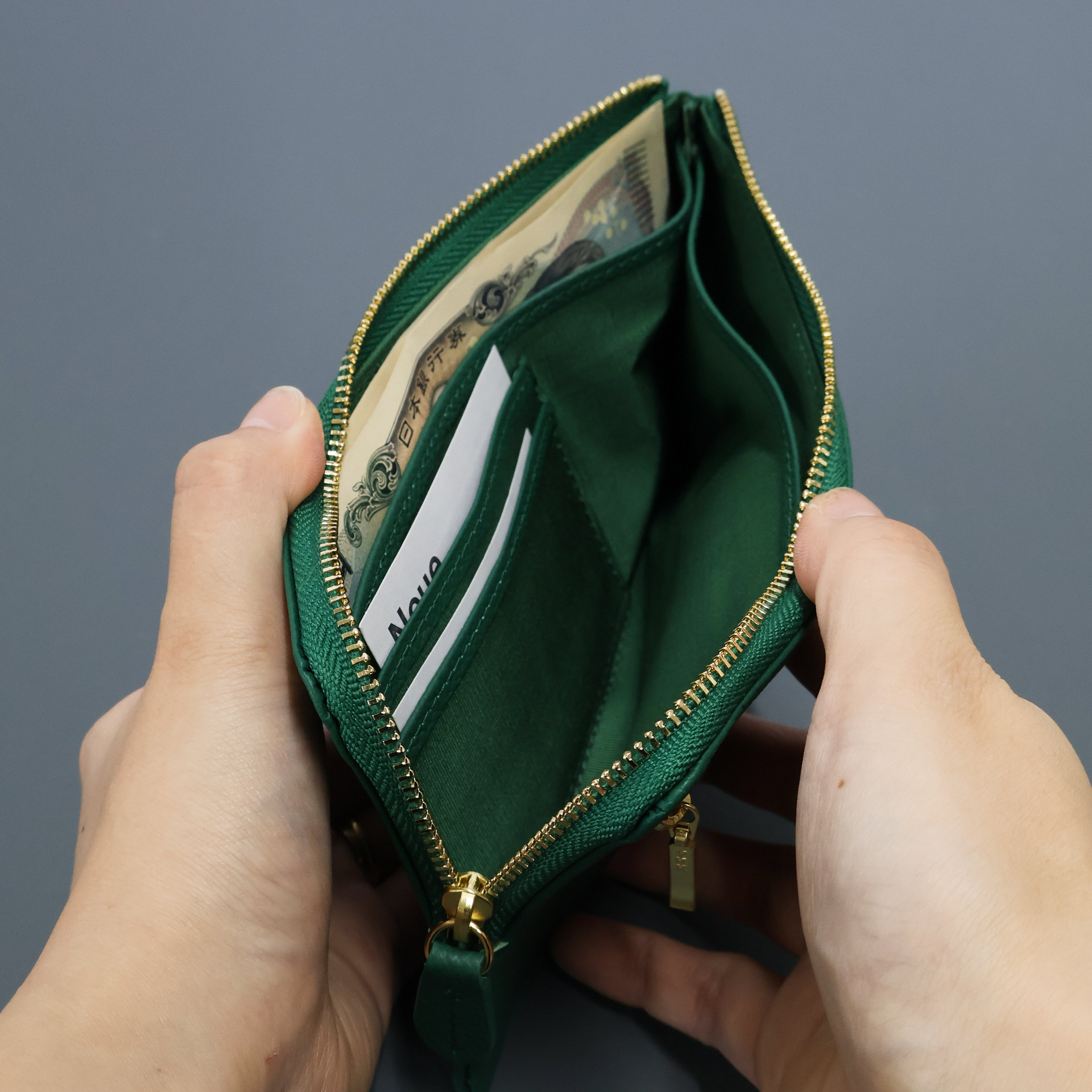 PURE SHRINK SOFT / ウォレットポーチ – Neueオンラインストア｜もっと