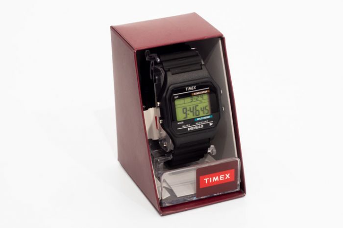 合わせるファッションを選ばないクラシックデジタルの腕時計。【TIMEX / タイメックス】クラシックデジタル ブラック / 腕時計 | Neue：ノイエ